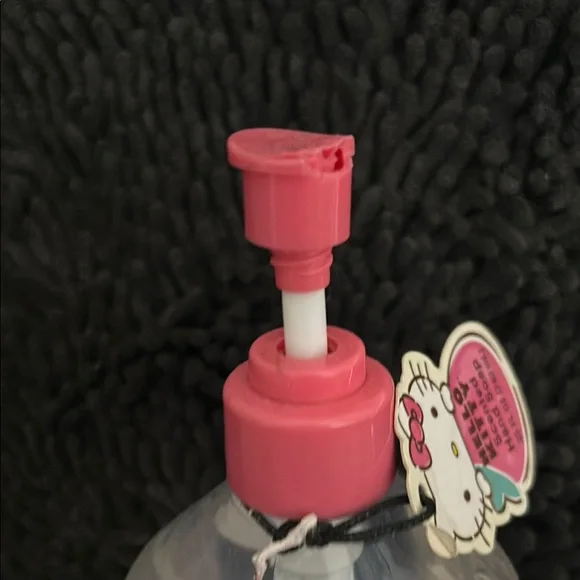 Hello Kitty Pink Hand Soap with Kawaii Design - Picture 2 of 6